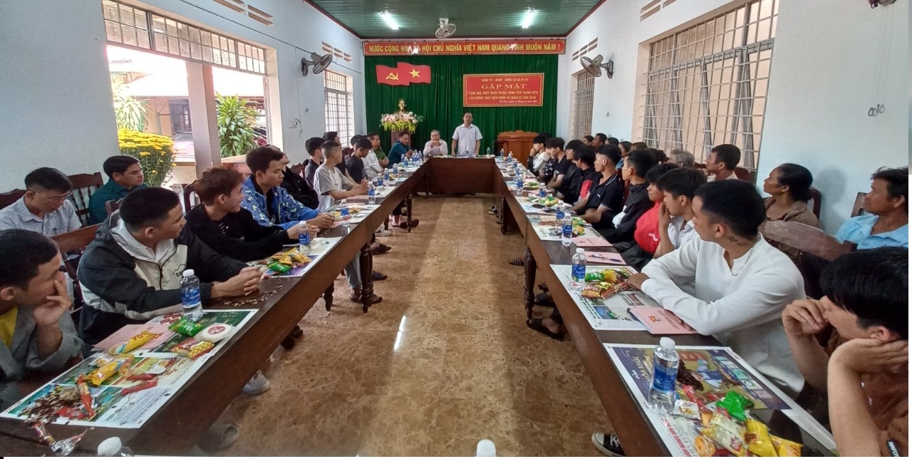 Xã Ea H’Leo gặp mặt, tặng quà thanh niên nhập ngũ năm 2024
